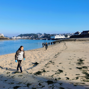 Les filles, concentrées pour nettoyer au mieux la plage