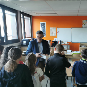 M. Guillon distribue les livres offerts par le Département du Finistère