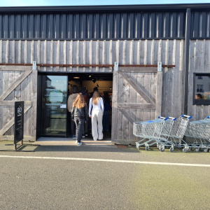 Les élèves qui entrent à la Biocoop